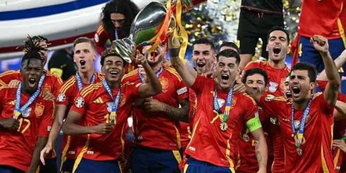 Spanje versloeg Engeland met 2-1 en won daarmee voor de vierde keer de Europa Cup